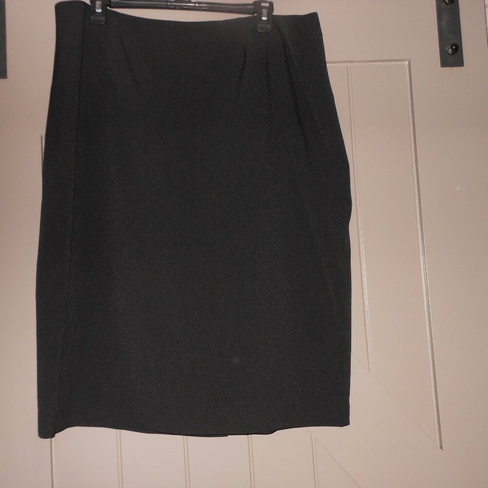 Women Classic Black Skirt, KASPER, Size 16, Lined, Kick Pleat Back. Knee Length